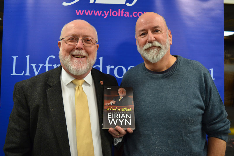 Bywyd lliwgar Eirian Wyn: gweinidog, consuriwr, actor, caplan Academi'r Elyrch... a thad Fflur Wyn